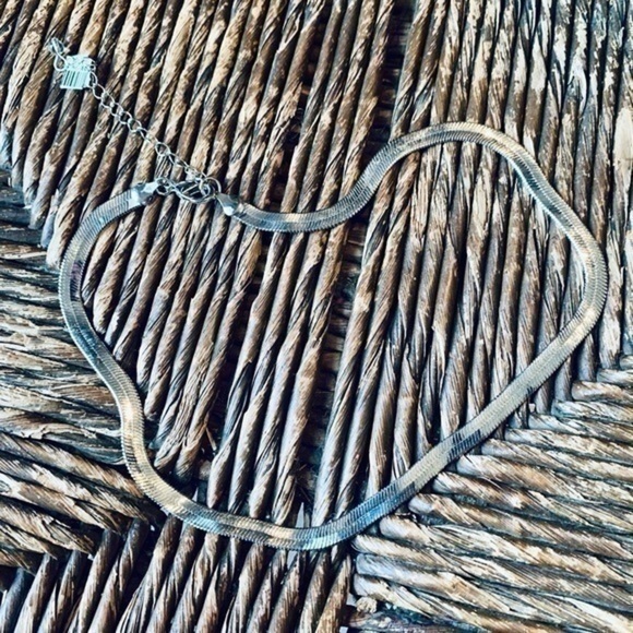 ✨💛 Silver Tone High Shine Flat Pattern Chain ✨✨ - Picture 5 of 7